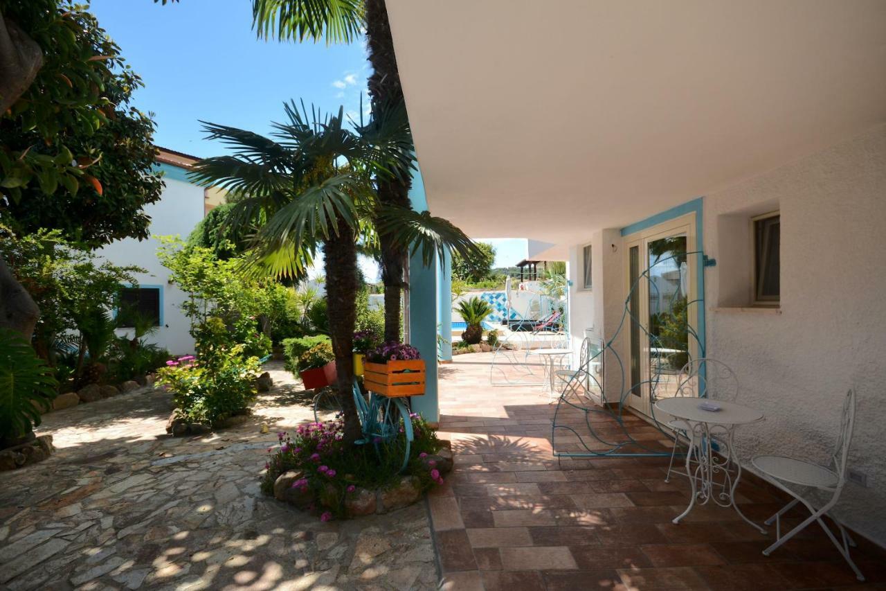 Villa Dessena Guest House Cala Liberotto Extérieur photo